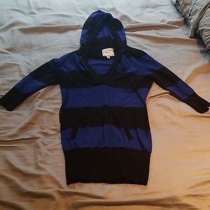 3️⃣/💲🔟Black and blue striped sweater.